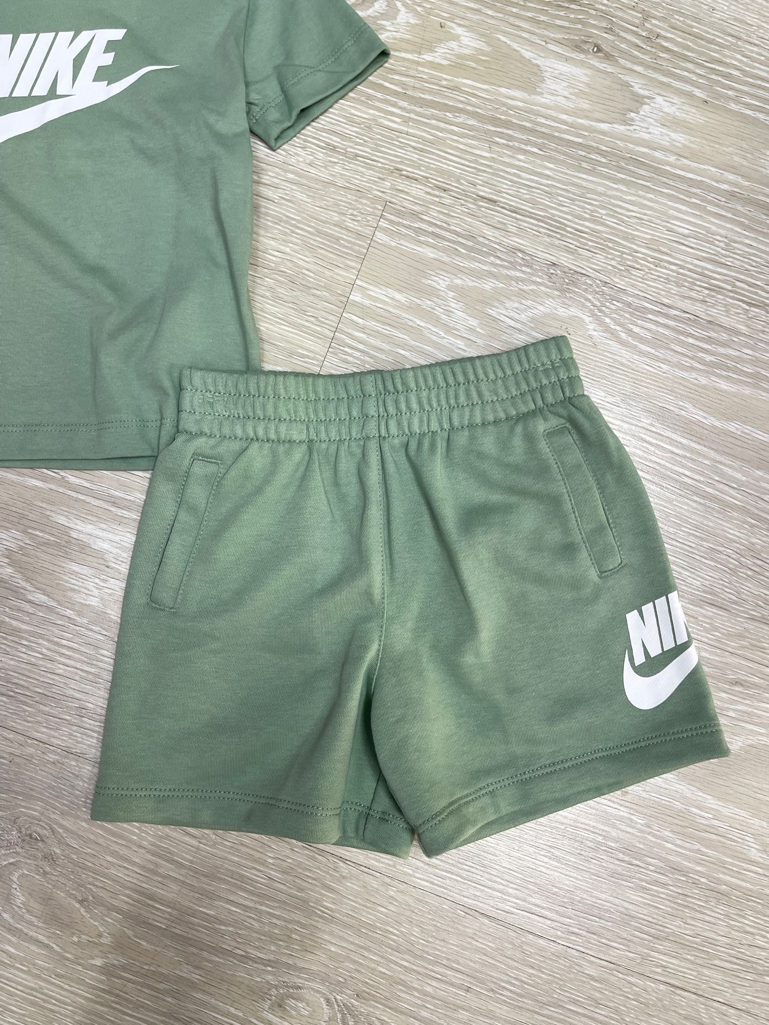 Nike Sportswear Set T-Shirt e Shorts
