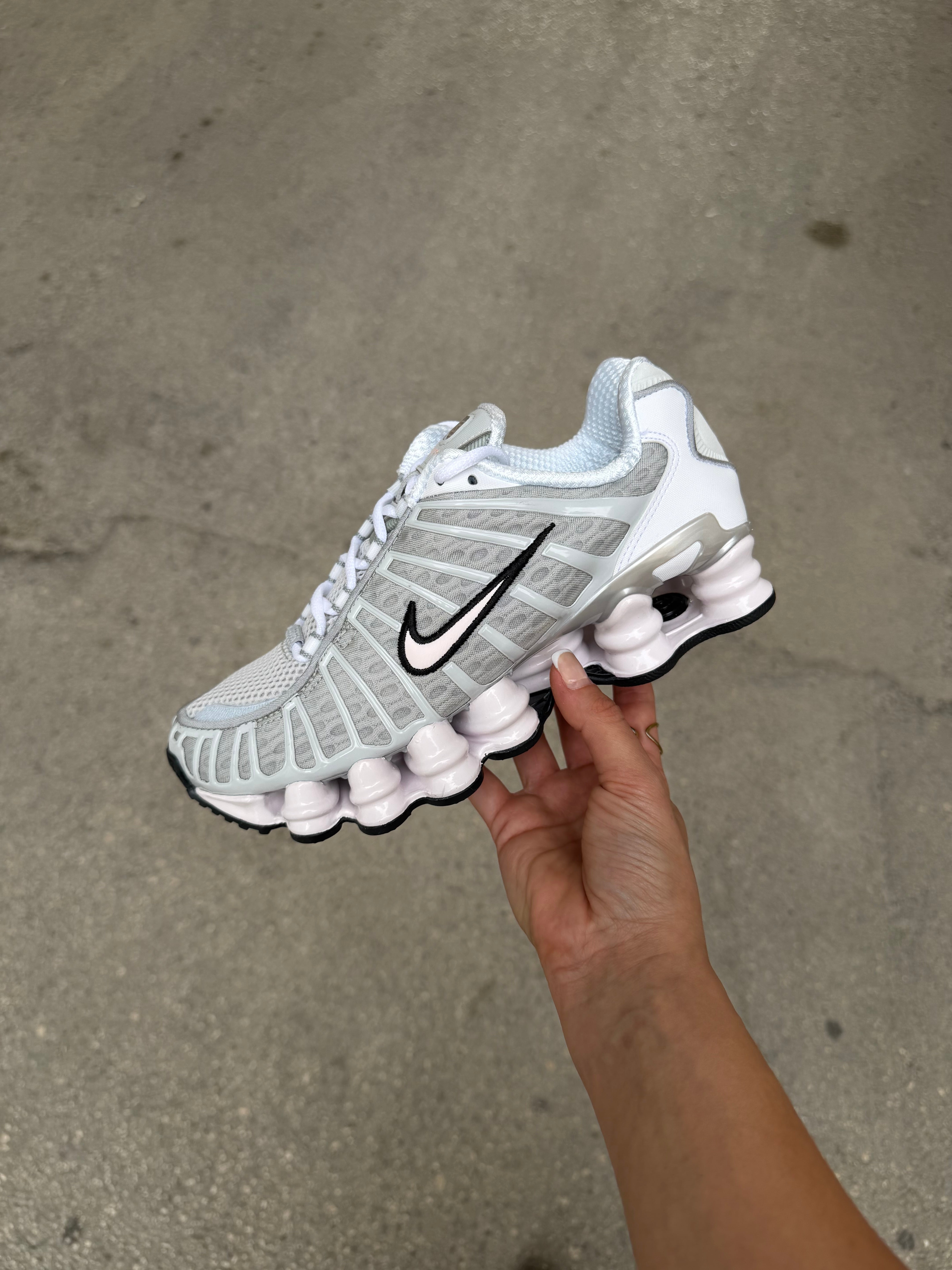 NIKE SHOX TL W 'Neutral Grey Pearl Pink' (COD44L1)