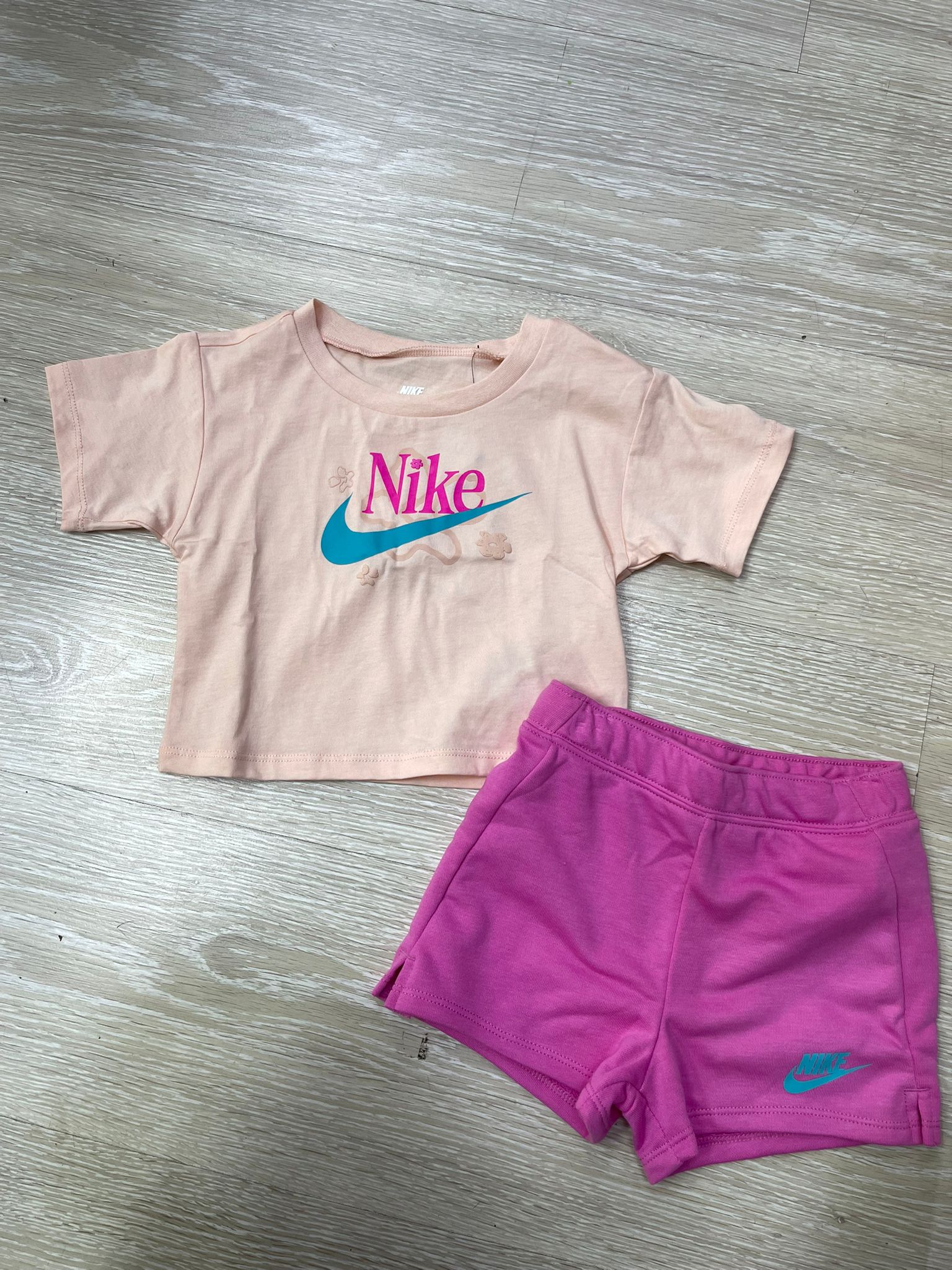 Nike Sportswear Set T-Shirt e Shorts Unisex