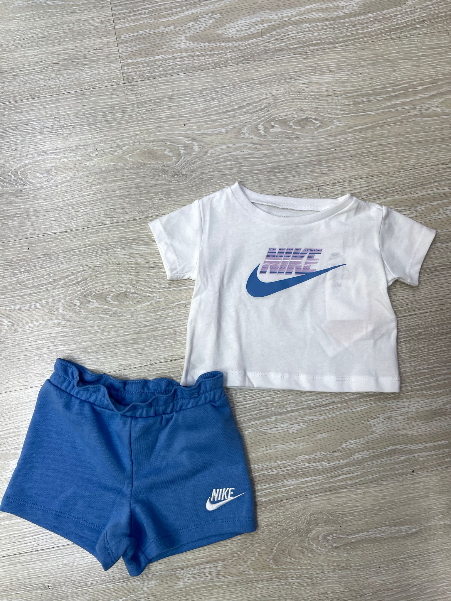 Nike Sportswear Set T-Shirt e Shorts