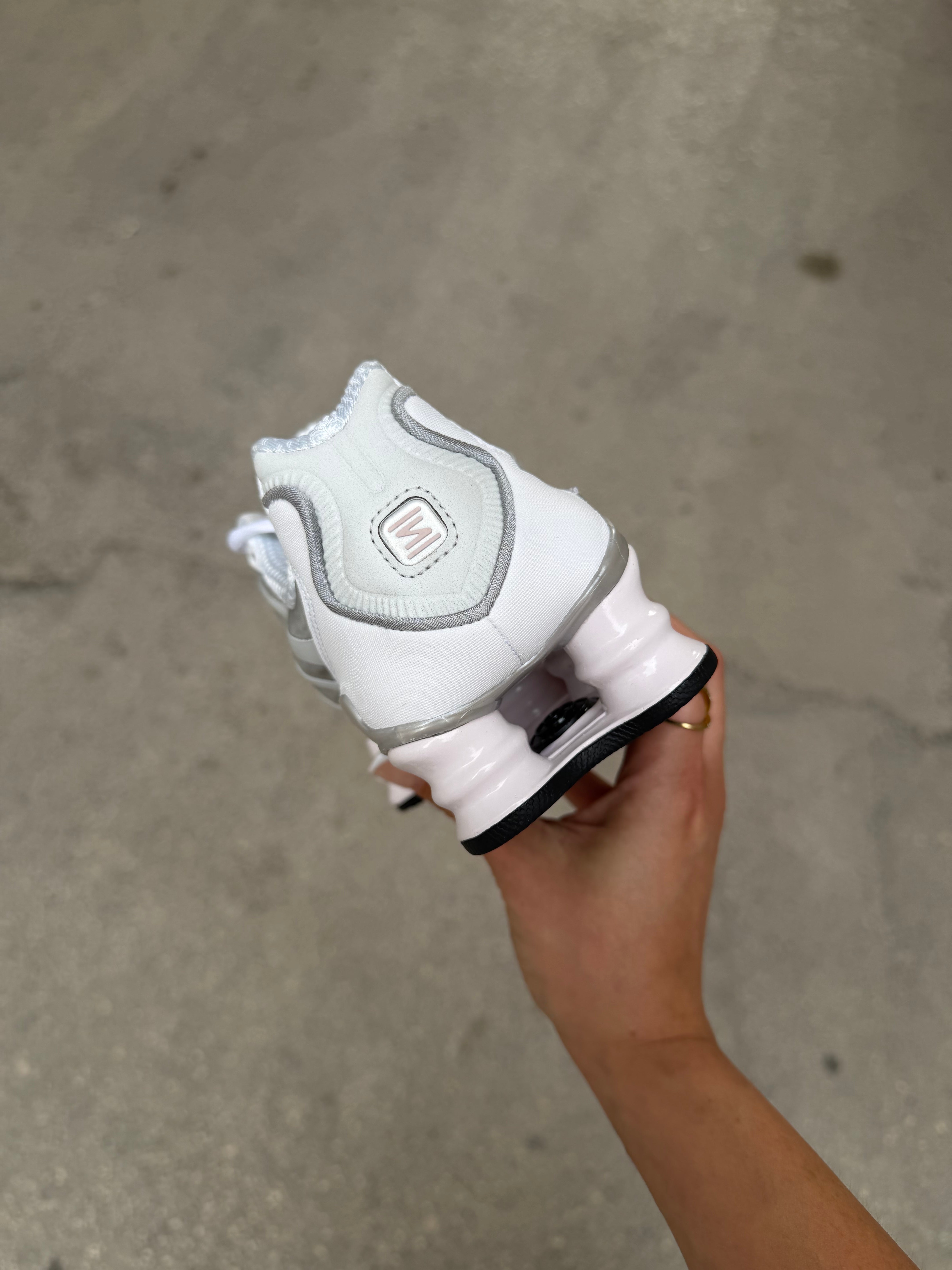NIKE SHOX TL W 'Neutral Grey Pearl Pink' (COD44L1)