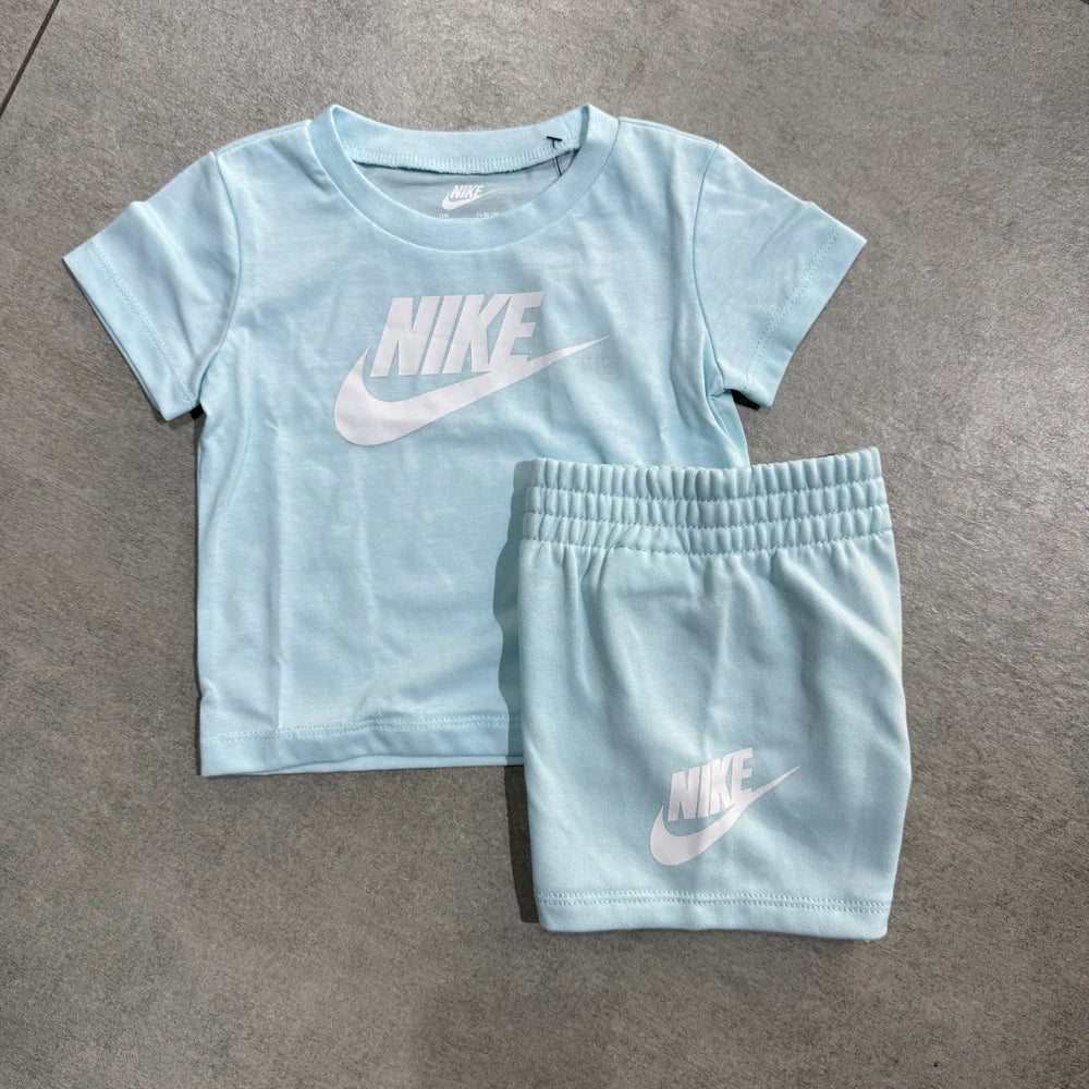 Nike Sportswear Set T-Shirt e Shorts