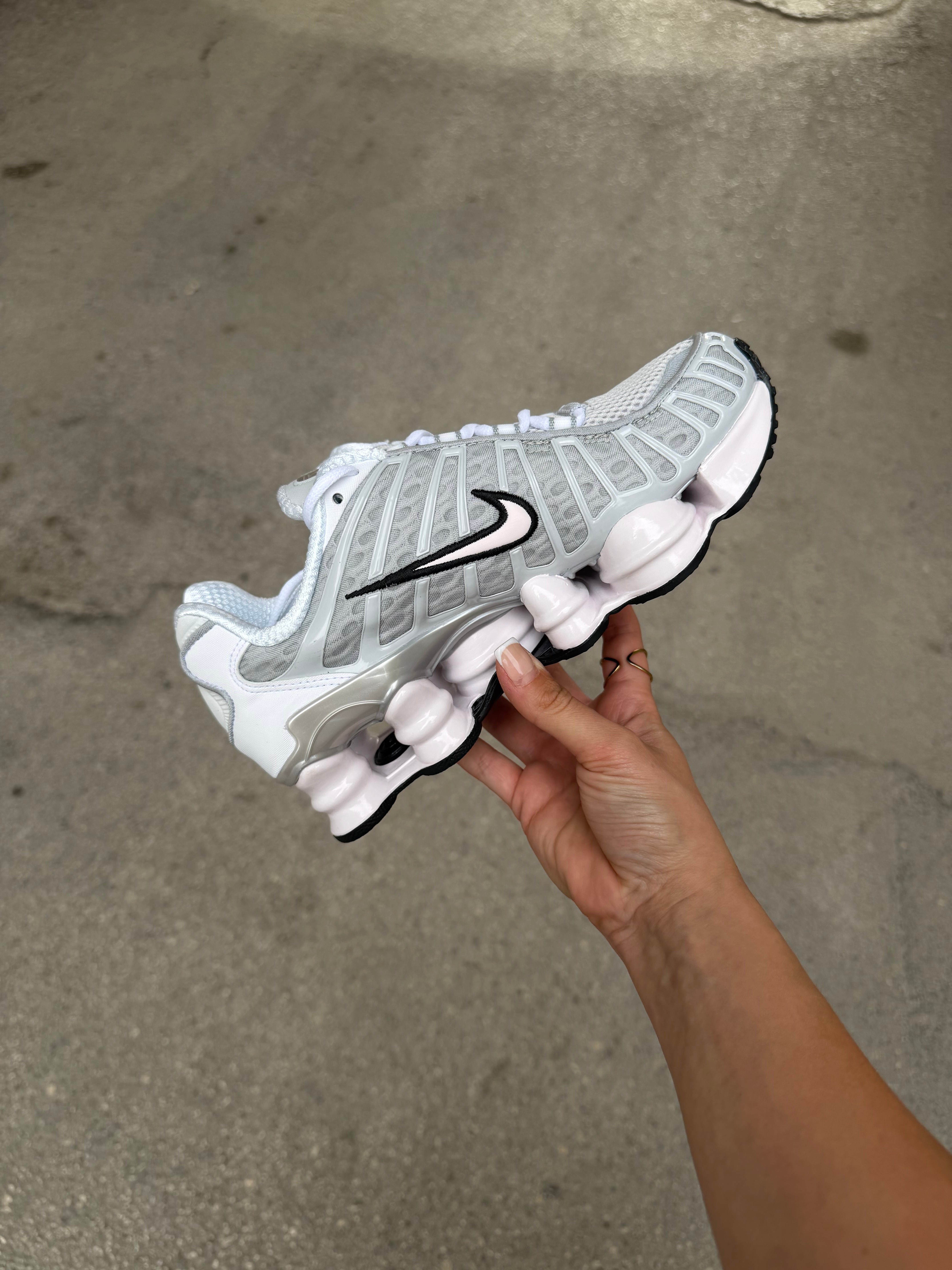 NIKE SHOX TL W 'Neutral Grey Pearl Pink' (COD44L1)