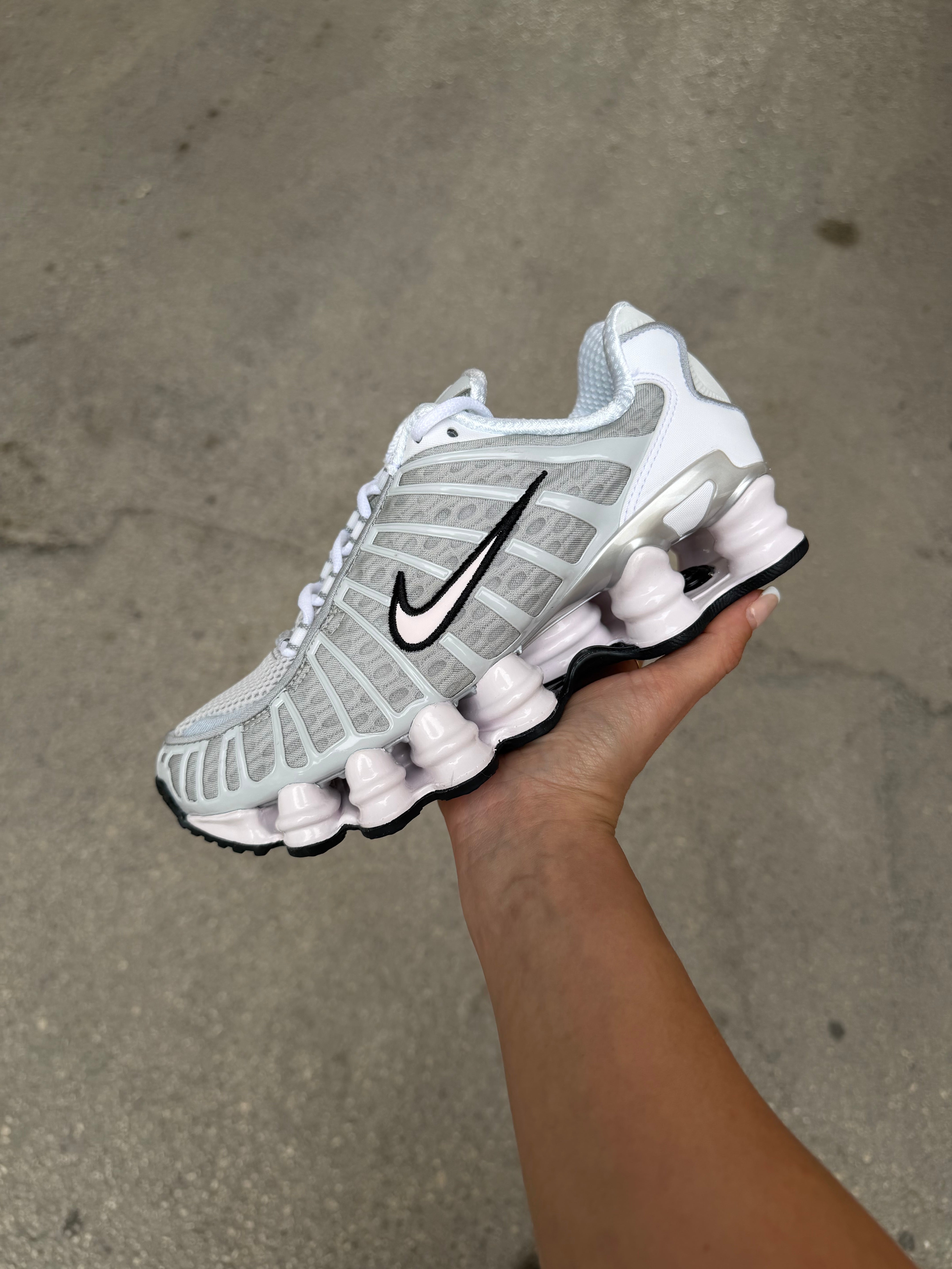 NIKE SHOX TL W 'Neutral Grey Pearl Pink' (COD44L1)