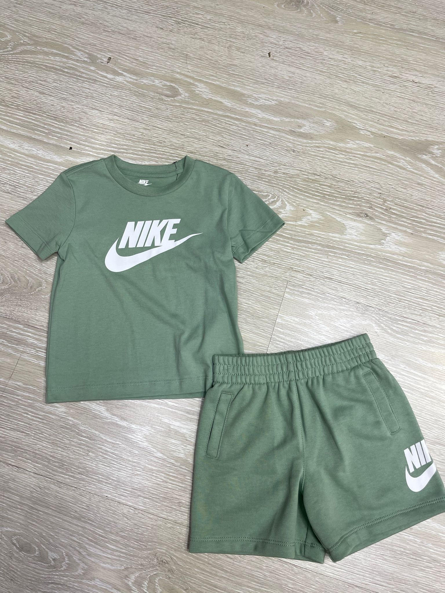 Nike Sportswear Set T-Shirt e Shorts