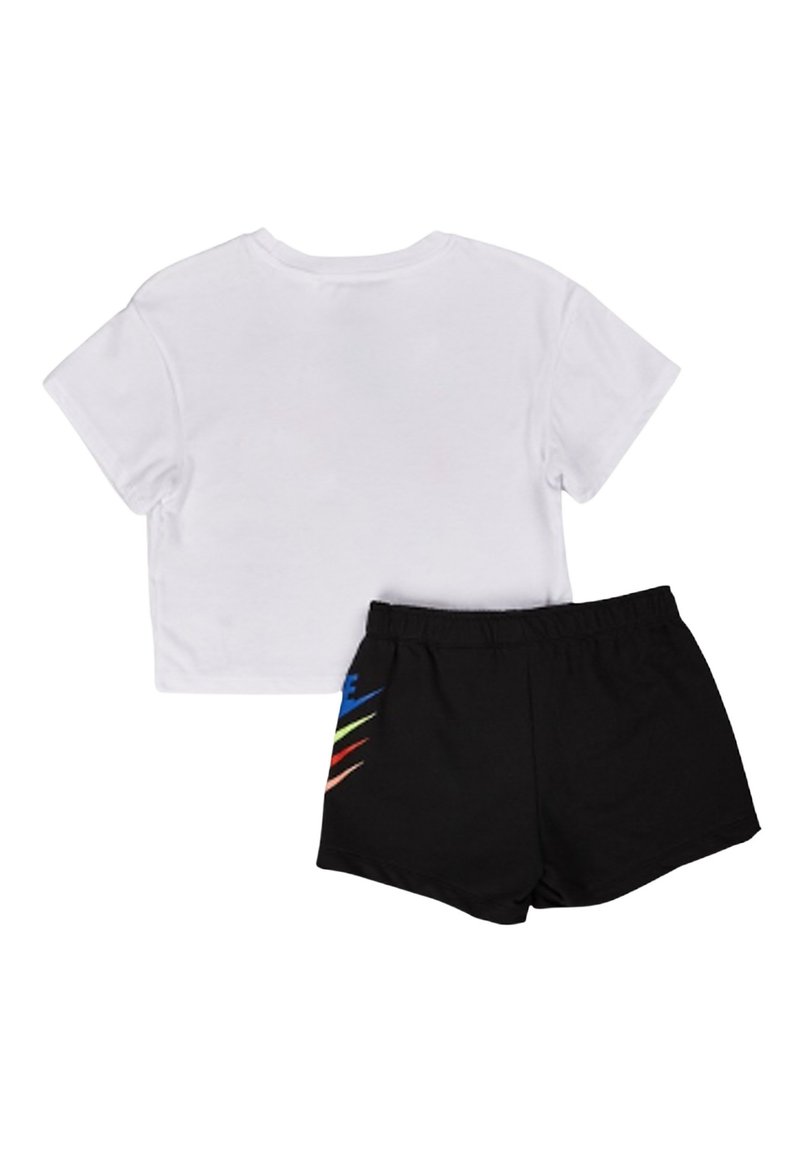 Completo Bambina Nike t-shirt e pantaloncino