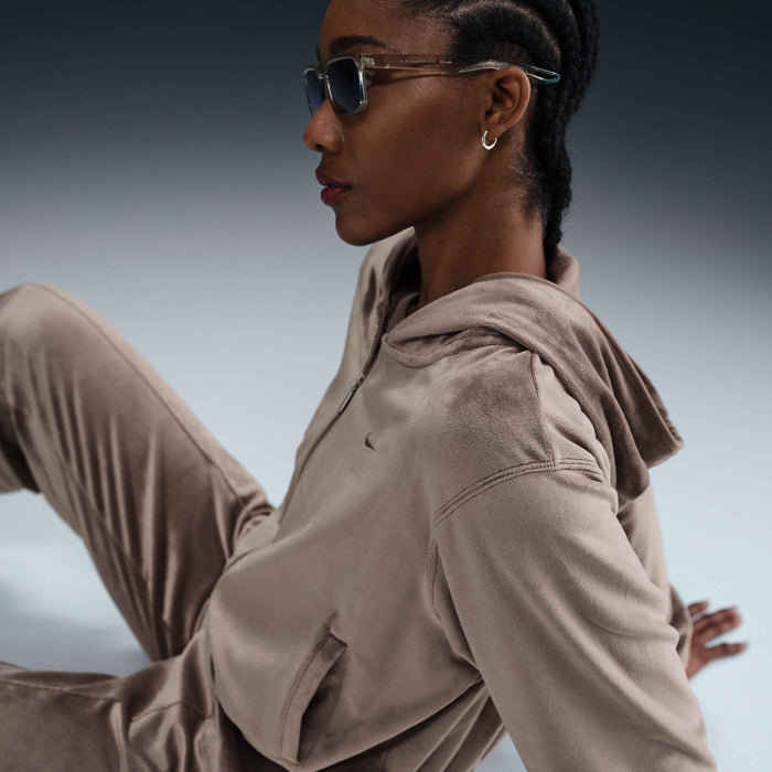 Tuta sportiva Nike realizzata in velluto