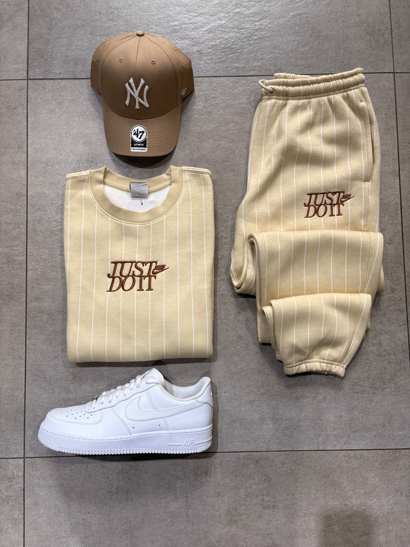 Nike TUTA completa Beige