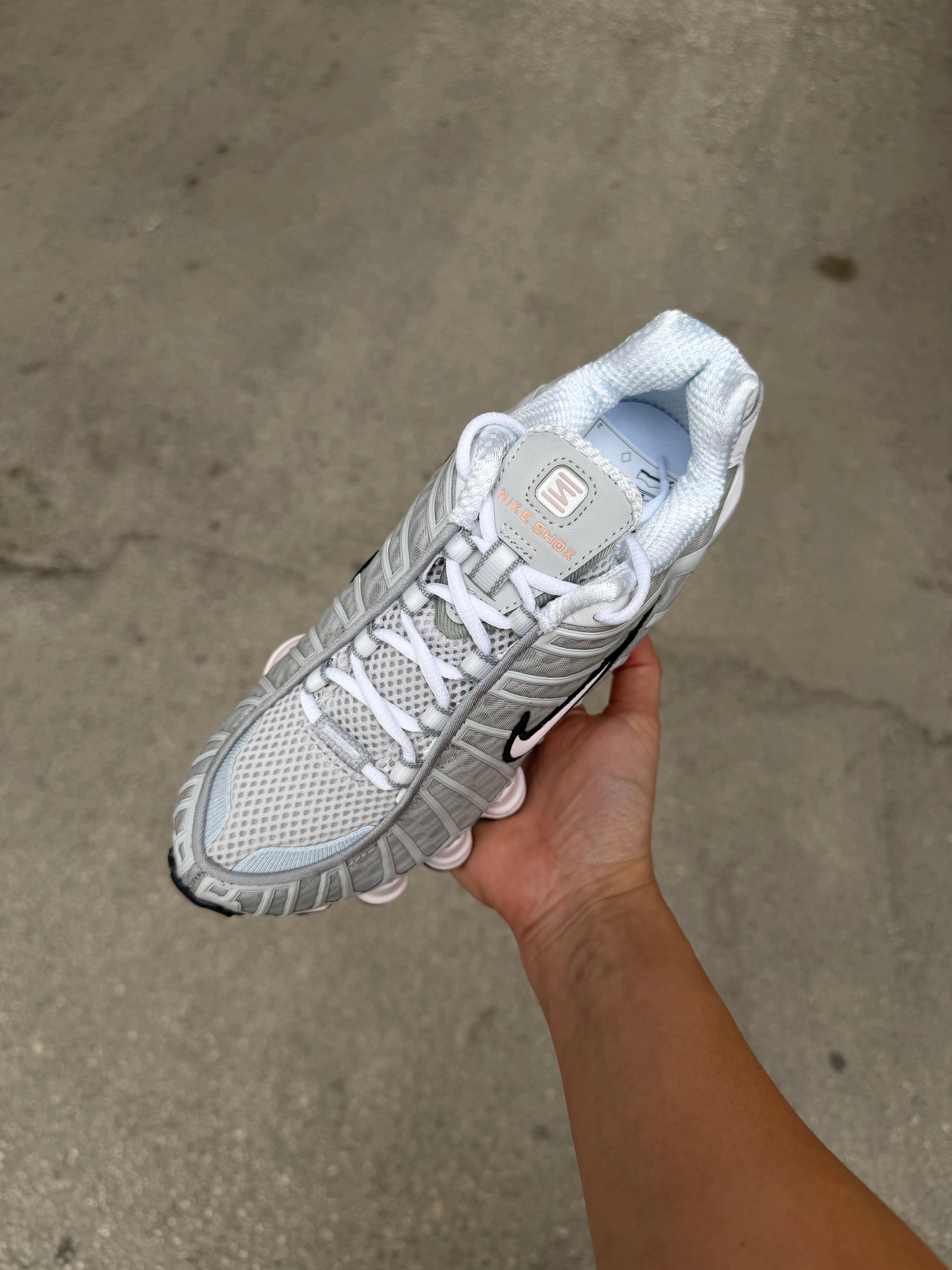 NIKE SHOX TL W 'Neutral Grey Pearl Pink' (COD44L1)