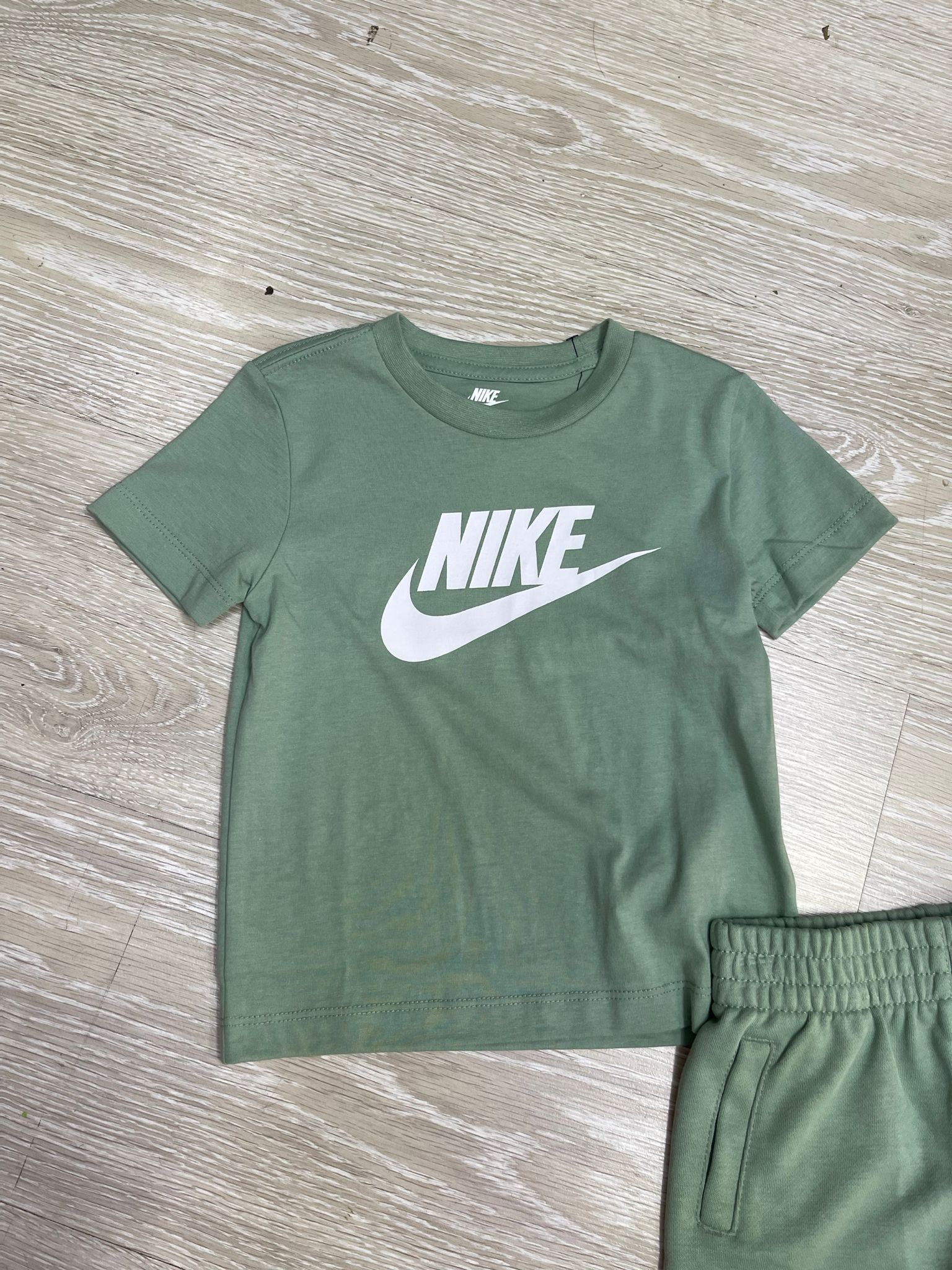 Nike Sportswear Set T-Shirt e Shorts