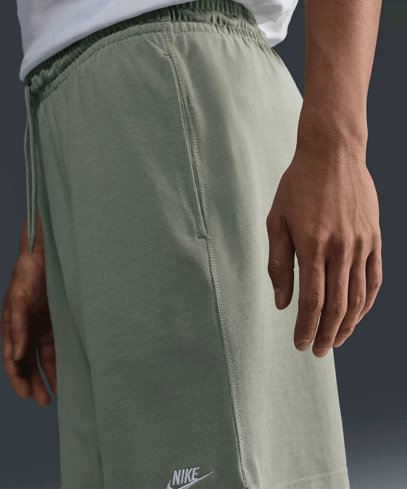 Nike Club Pantaloncini Flow in French Terry - verde oliva