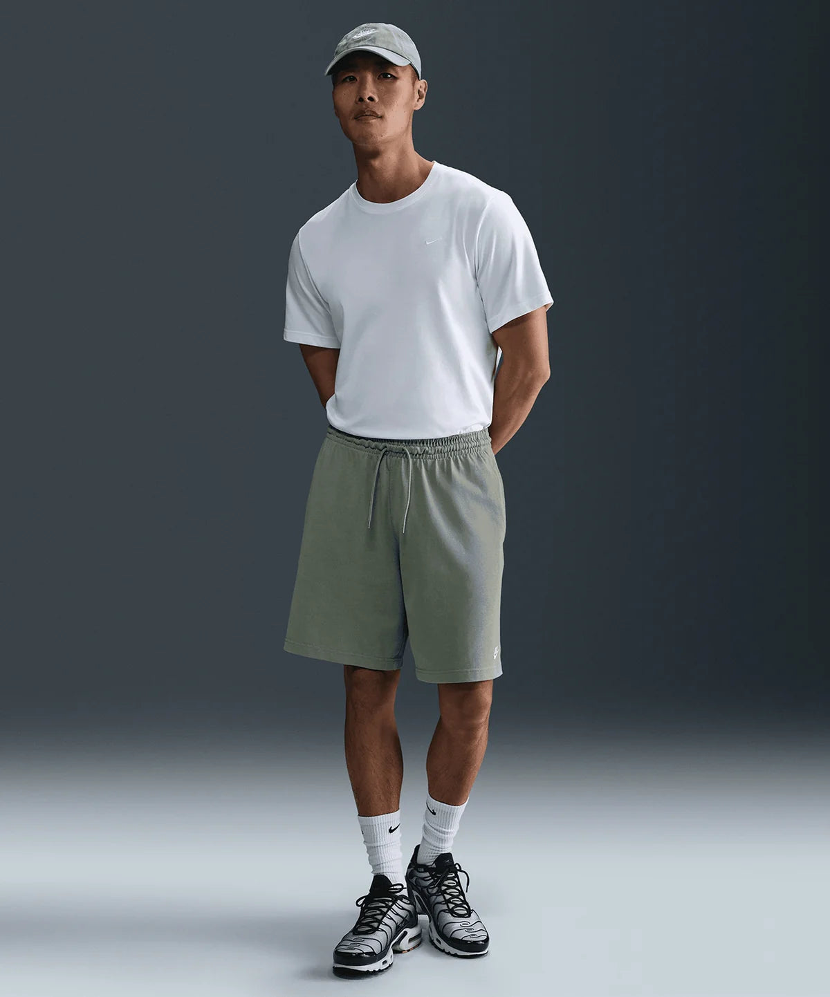 Nike Club Pantaloncini Flow in French Terry - verde oliva