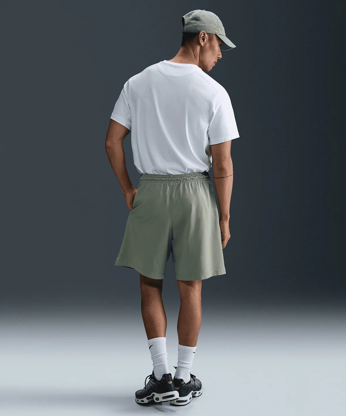 Nike Club Pantaloncini Flow in French Terry - verde oliva