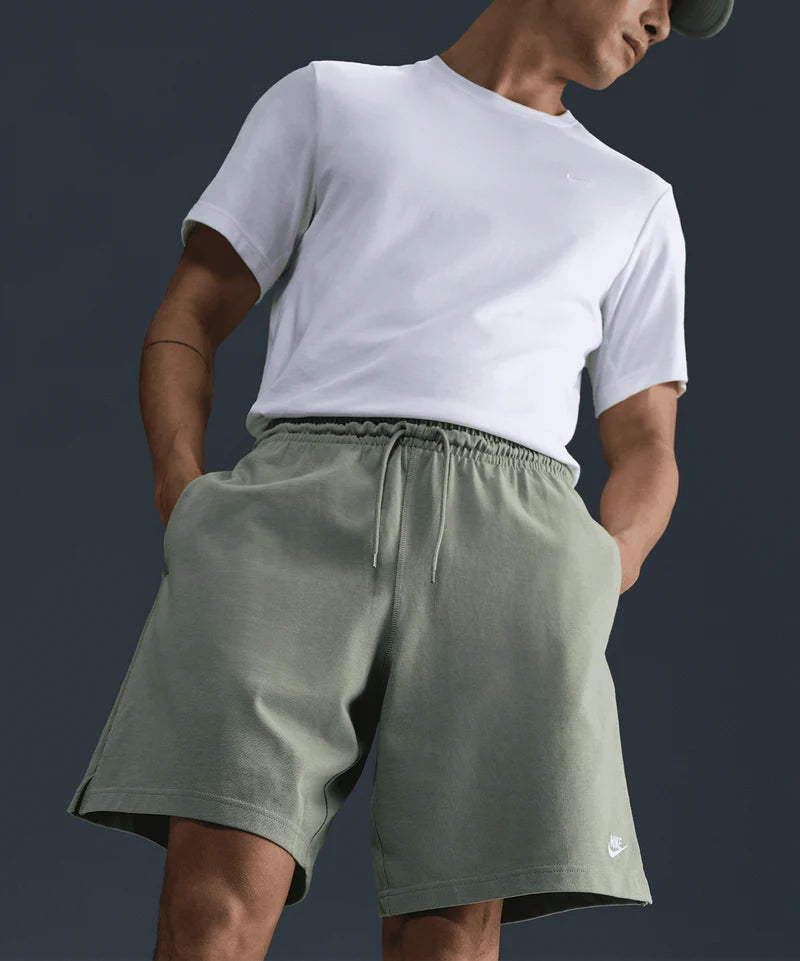 Nike Club Pantaloncini Flow in French Terry - verde oliva